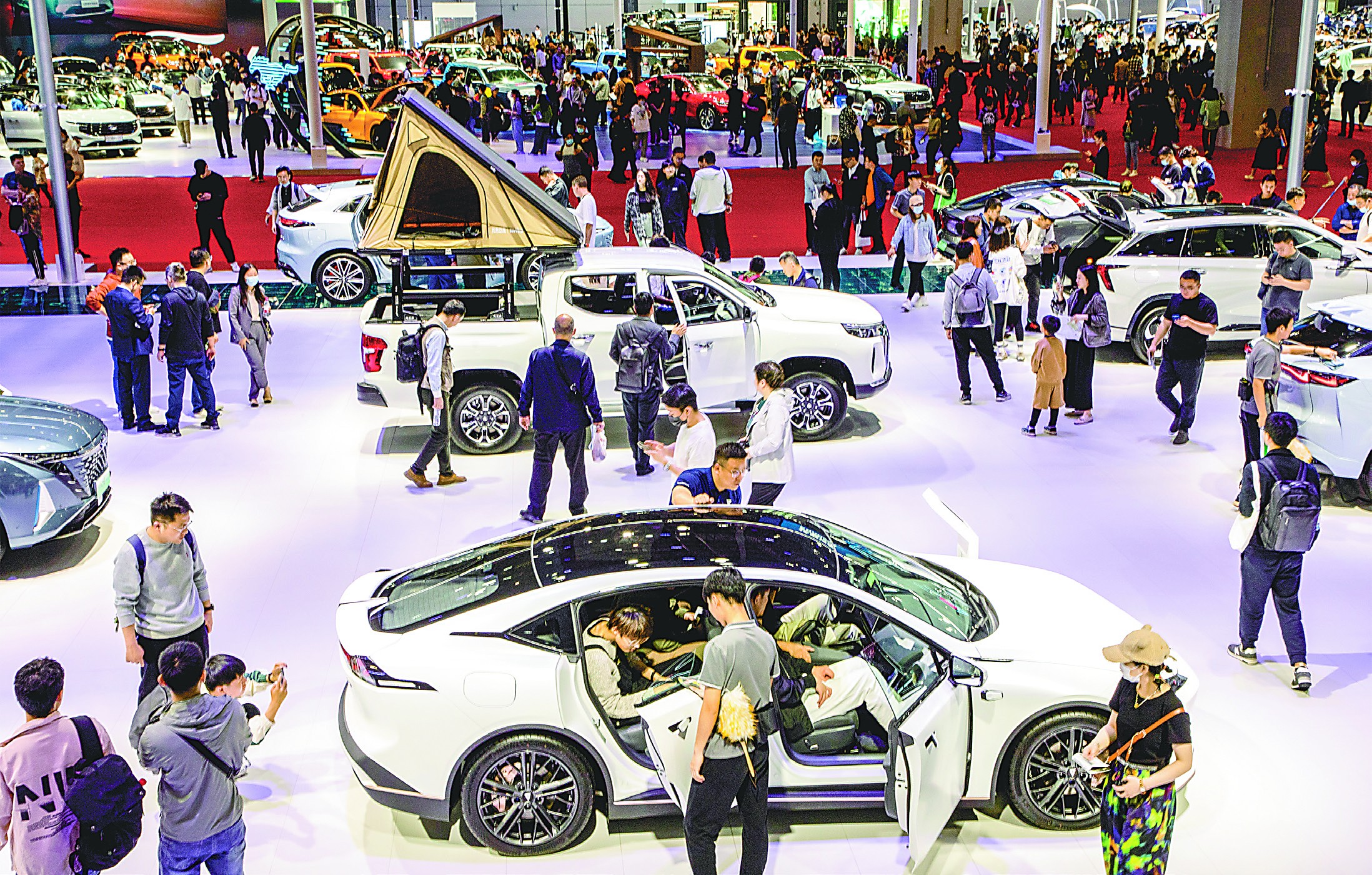 China car companies became the focus at the Shanghai Auto Show. The picture shows the BYD booth displaying the dual-gun overcharge architecture platform. (vision china)